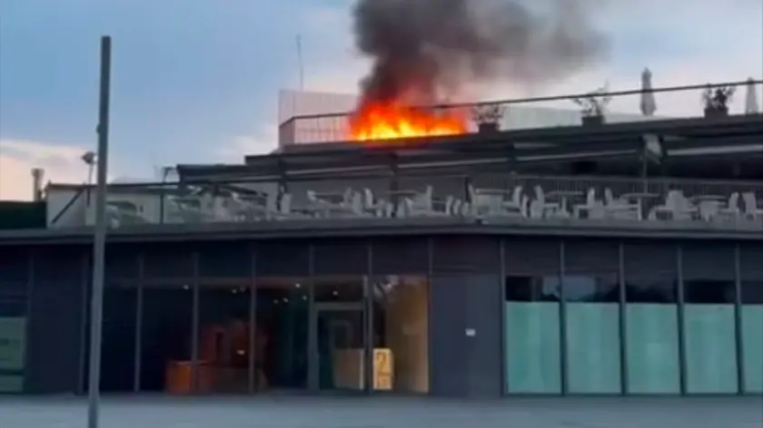 Le fiamme alla piscina sotto la Torre Aquileia
