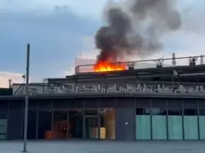 Le fiamme alla piscina sotto la Torre Aquileia