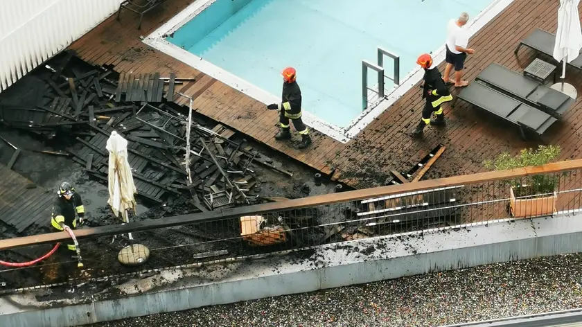 I vigili del fuoco al lavoro (foto Bortoluzzi)