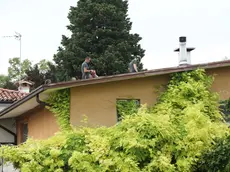 L’intervento dei vigili del fuoco a San Foca di San Quirino per mettere in sicurezza il tetto scoperchiato