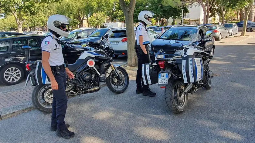 Agenti della polizia locale a Bibione