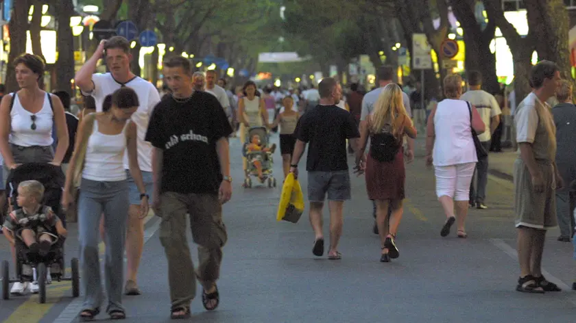 Turisti in via Bafile a Jesolo