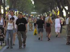 Turisti in via Bafile a Jesolo