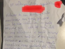 Un estratto del foglio che l'anziana ha compilato sotto indicazione del criminale