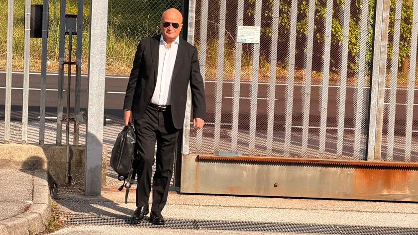 Giovanni Seno all'ingresso in aula bunker a Mestre (foto Lorenzo Pòrcile)