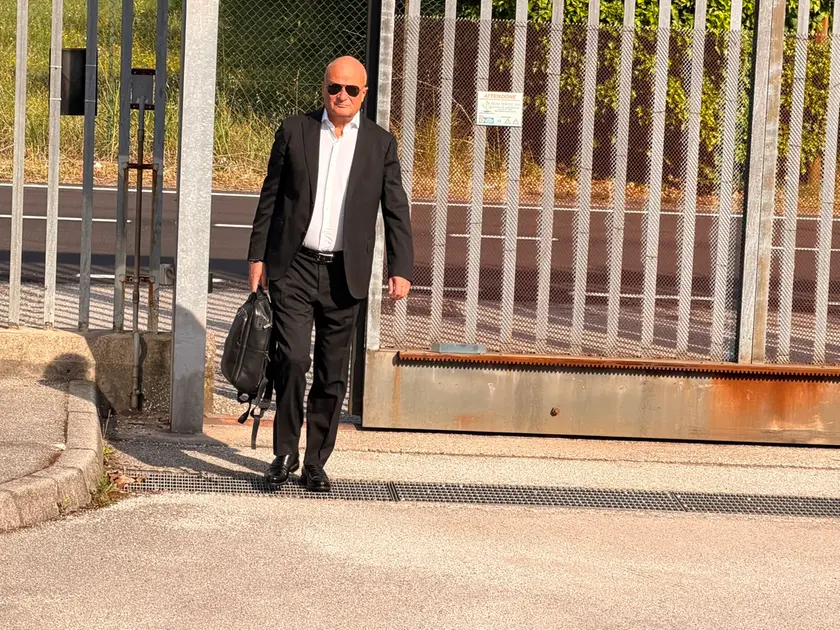 Giovanni Seno all'ingresso in aula bunker a Mestre (foto Lorenzo Pòrcile)