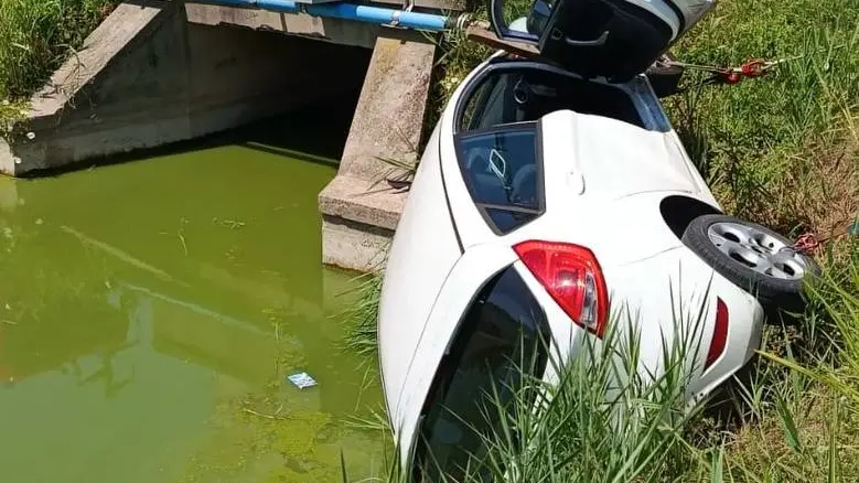 L'auto fuori strada a Caorle