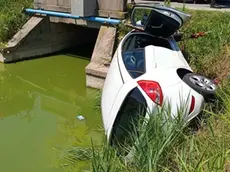 L'auto fuori strada a Caorle