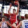 Octavio Maretto con la maglia di Pesaro mentre va a canestro