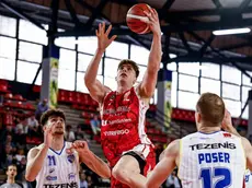 Octavio Maretto con la maglia di Pesaro mentre va a canestro