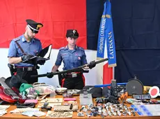 Sequestrati numerosi arnesi da scasso, oltre a 5.000 euro in contanti, tre coppie di targhe clonate, numerosi monili e 48 orologi di valore