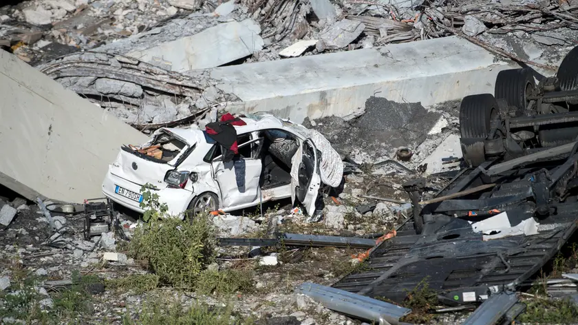 Un'auto distrutta dopo il crollo del ponte Morandi