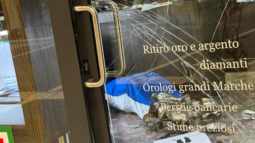 I ladri si sarebbero introdotti nel negozio sfondando la porta d’ingresso