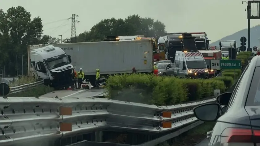 La scena dell'incidente (foto Valentino Costola)