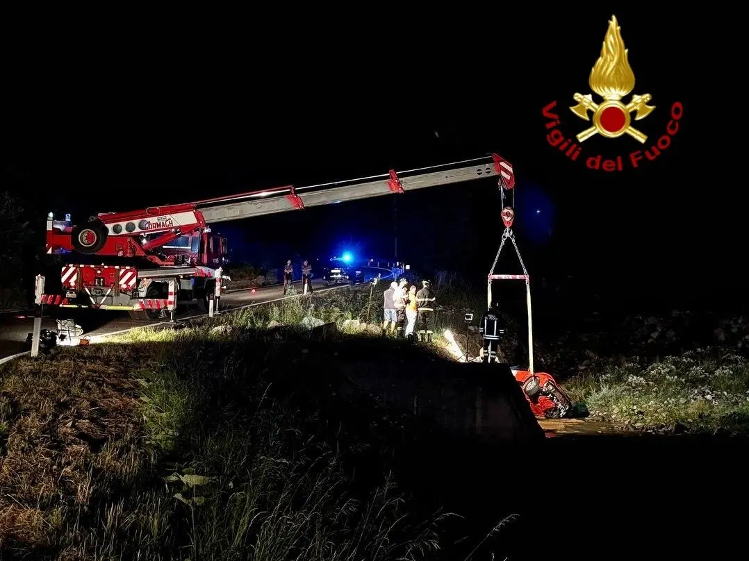 L'autogrù dei vigili del fuoco al lavoro per recuperare la Porsche