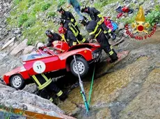La Porsche 914 finita nel torrente lungo la strada del passo Giau