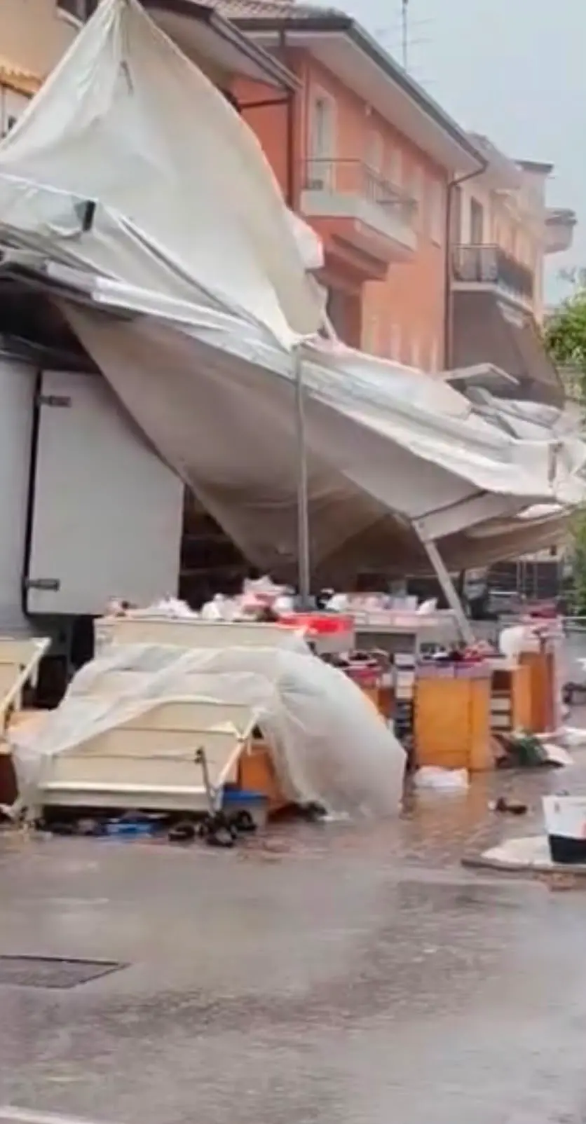 Tende abbattute da vento e pioggia al mercato di Annone Veneto