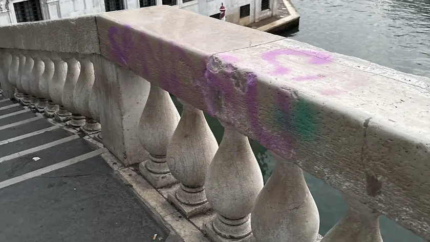 Il ponte imbrattato