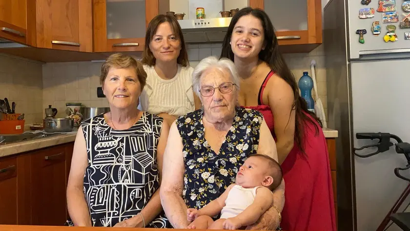 La piccola Olivia con mamma, nonna, bisnonna e trisnonna