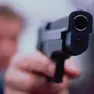 Porta una pistola carica in banca e minaccia i colleghi: bancario indagato a Montebelluna