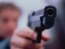 Porta una pistola carica in banca e minaccia i colleghi: bancario indagato a Montebelluna