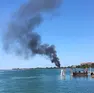 La colonna di fumo visibile a chilometri di distanza