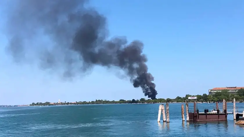 La colonna di fumo visibile a chilometri di distanza