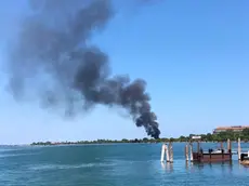 La colonna di fumo visibile a chilometri di distanza