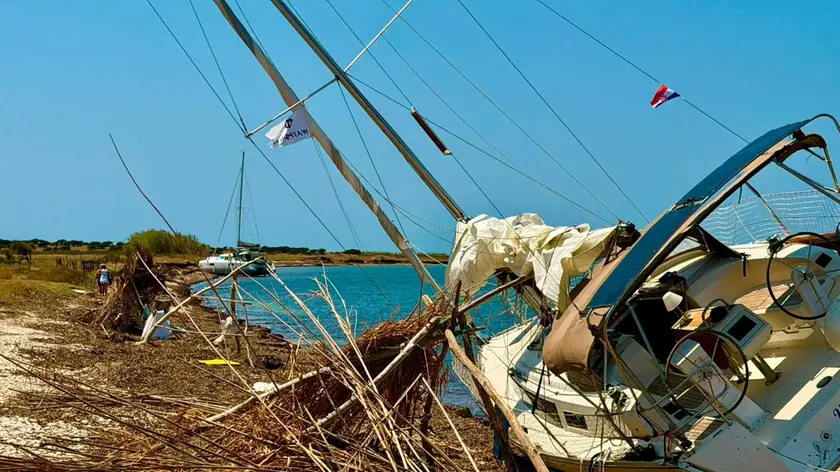 Alcune delle barche strappate agli ormeggi e spiaggiate sull’isola di Unie