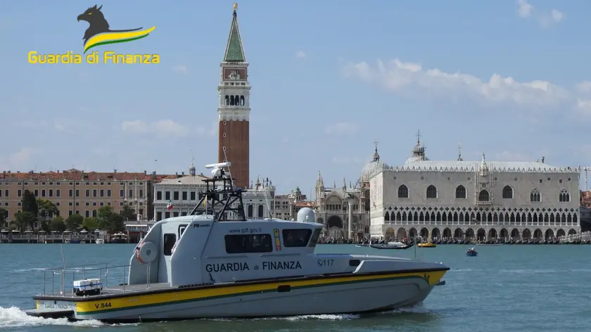 Una motovedetta della Finanza