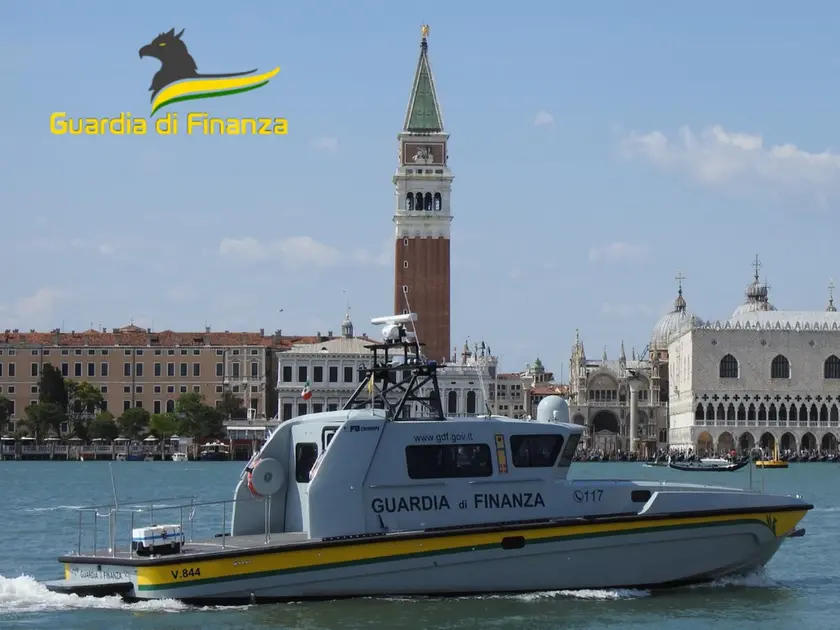 Una motovedetta della Finanza