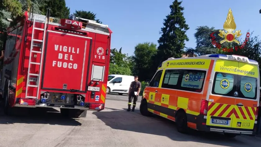 https://images.nuovavenezia.it/view/acePublic/alias/contentid/1sl9hwie5mc1utmj1j5/0/ambulanzapompieri2-jpg.webp?f=16%3A9&amp;w=840