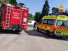 Un intervento di pompieri e ambulanza (foto d'archivio)