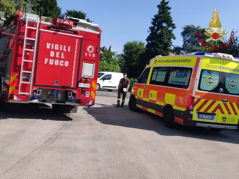 Un intervento di pompieri e ambulanza (foto d'archivio)