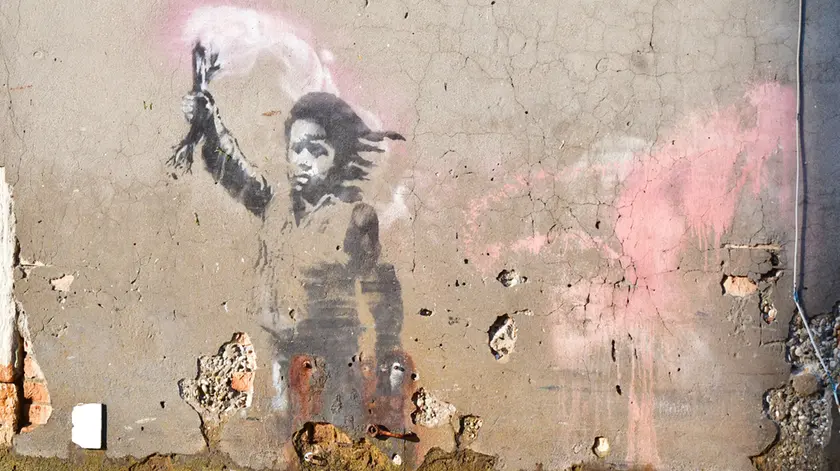 Il bambino migrante firmato Banksy torna a casa: al via le prove tecniche