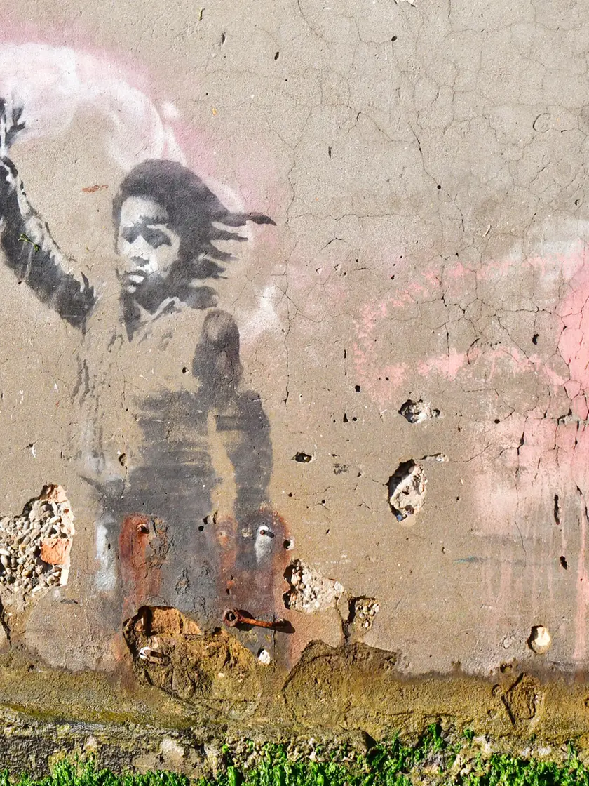 L'opera "Migrant Child" di Banksy in Rio Novo