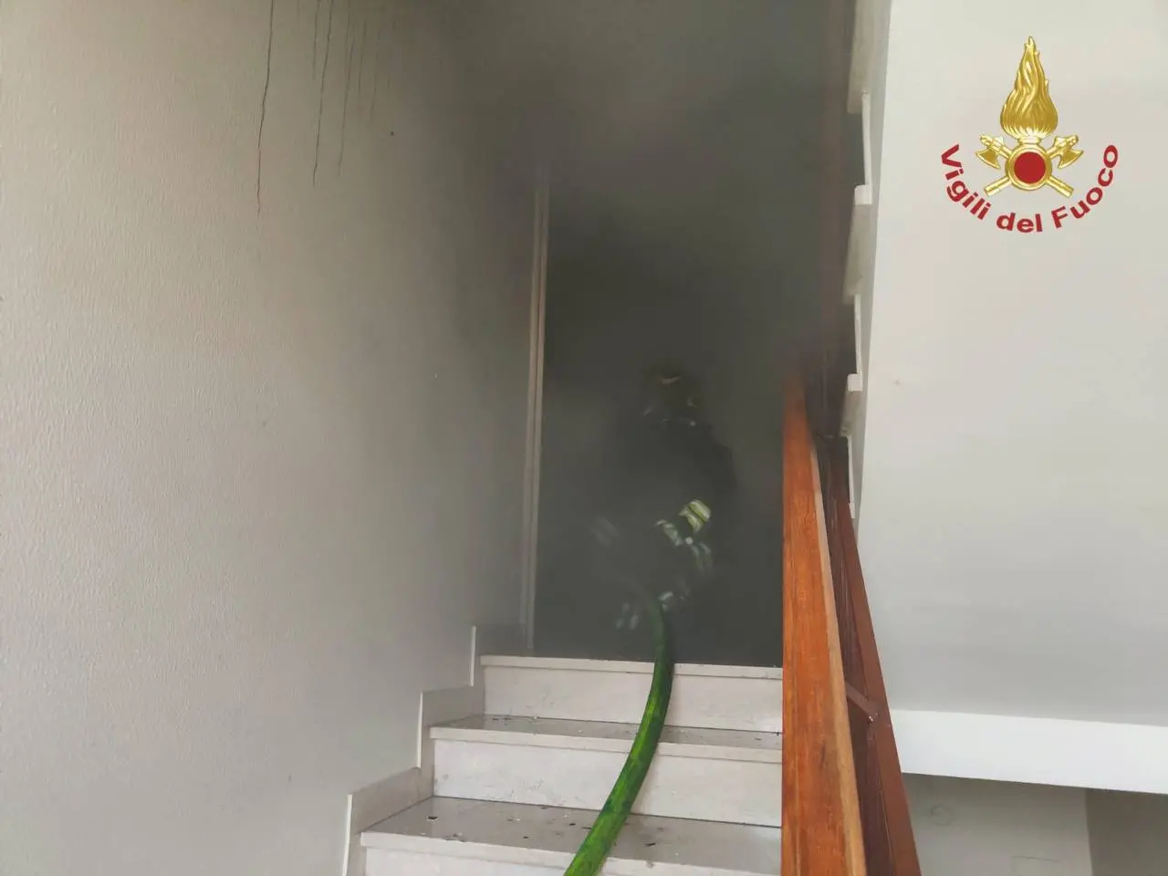 Secondo i primi accertamenti, il rogo è stato causato da una pentola dimenticata sul fuoco (foto vigili del fuoco)