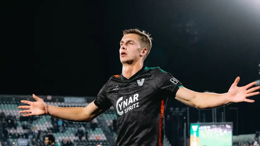 Daniel Fila con la maglia arancioneroverde (Foto Venezia Fc)