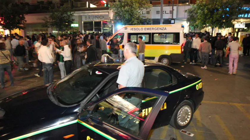 Controlli delle forze dell'ordine in piazza Mazzini a Jesolo