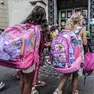 Alunni all'ingresso di una scuola primaria