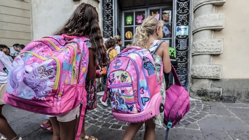Alunni all'ingresso di una scuola primaria