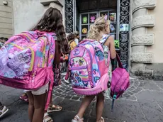 Alunni all'ingresso di una scuola primaria