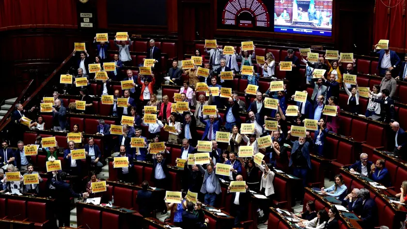 La protesta delle opposizioni in Aula alla Camera dopo la votazione sullo schema d'intesa con la Lombardia