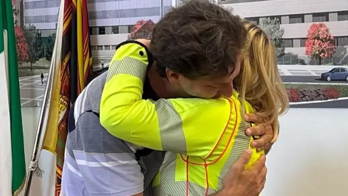 L'abbraccio tra Andrea Miglioranza, padre di Elena, e la dottoressa Silvia Orazio