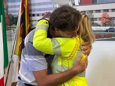 L'abbraccio tra Andrea Miglioranza, padre di Elena, e la dottoressa Silvia Orazio