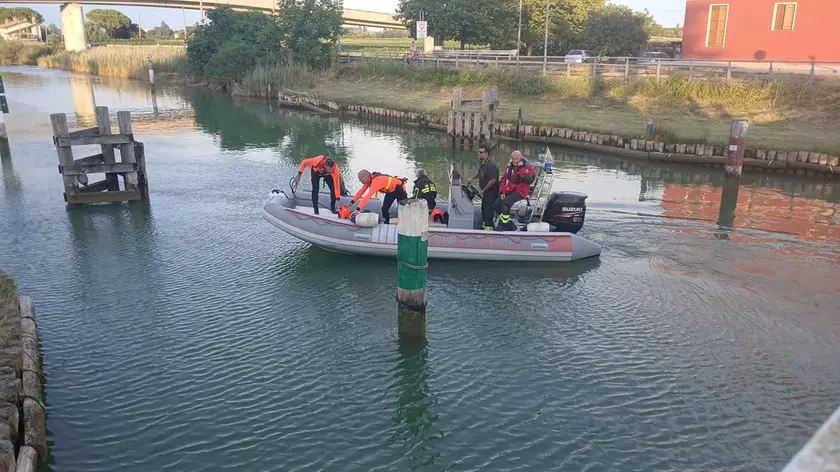 I sommozzatori impegnati nella ricerca del ragazzo lungo il Tagliamento