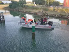 I sommozzatori impegnati nella ricerca del ragazzo lungo il Tagliamento