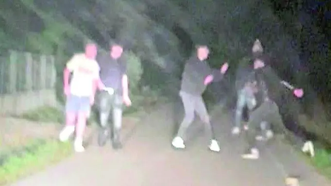 Un frame del video che riprende l’aggressione a Lorenzo Cristea