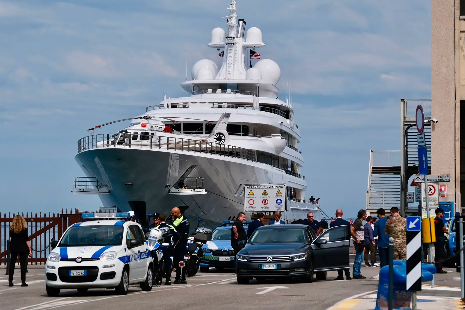 Il cordone di sicurezza attorno allo yacht dell'ambasciatore Fertitta. Foto Silvano