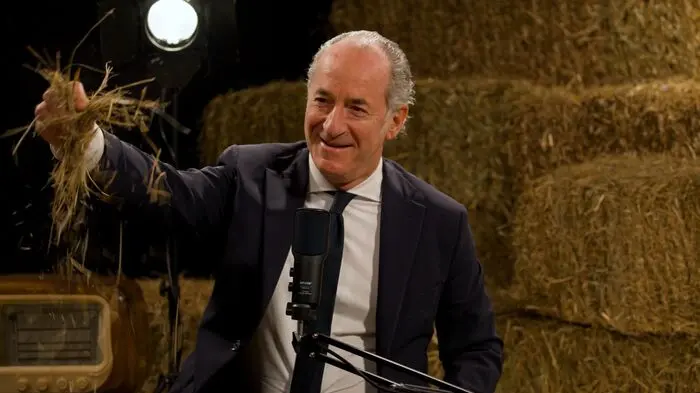 Luca Zaia durante una puntata del suo videopodcast "Il Fienile"